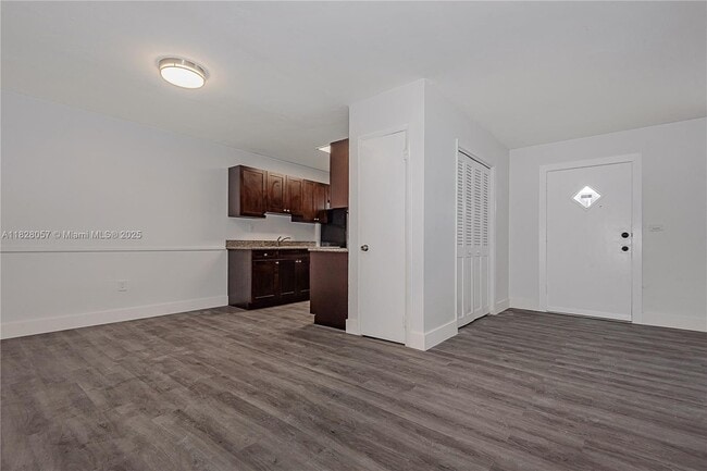 Building Photo - 6910 Bay Dr