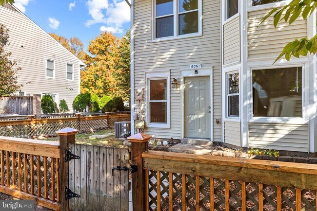 Building Photo - 6061 Deer Hill Ct