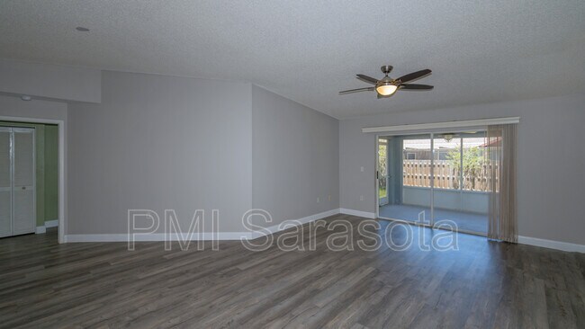 Building Photo - 2415 Pinehurst St