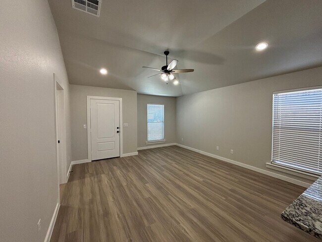 Foto del edificio - 3-Bedroom Home with Stylish Upgrades in Be...