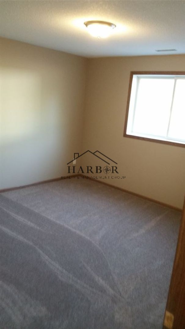 Building Photo - 3112 Rose Dr SE