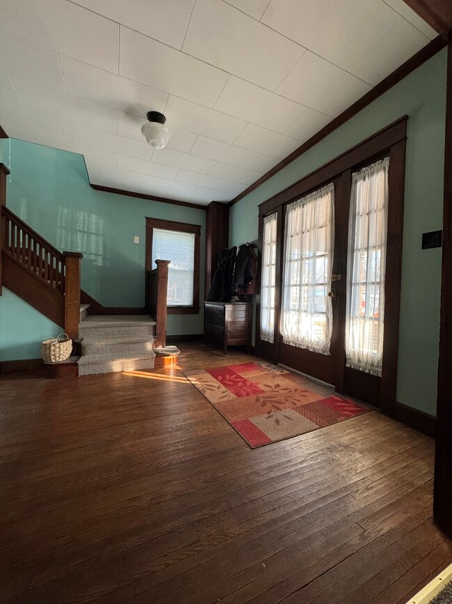 Building Photo - 409 E 1st St