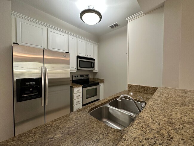 Foto del edificio - ANNUAL RENTAL - THE RESIDENCES AT COCONUT POINT- 2 BED +DEN / 2 BATH