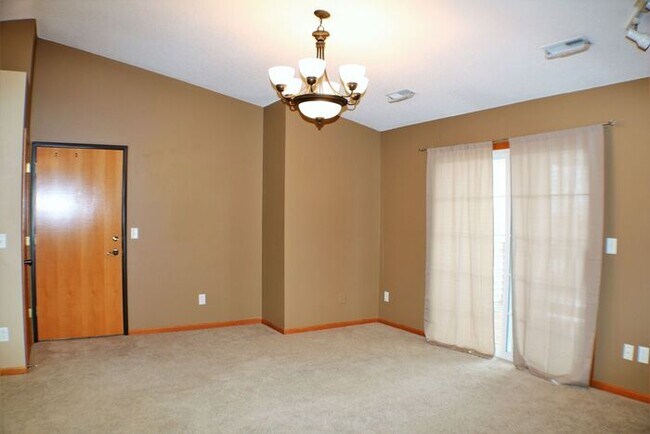 Foto del edificio - $1,125 | 2 Bedroom, 1 Bathroom Condo | Pet...