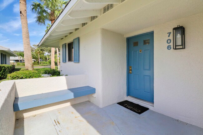 Building Photo - 706 Club Dr