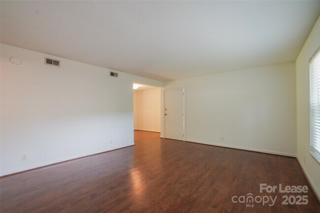 Foto del edificio - 2634 Park Rd