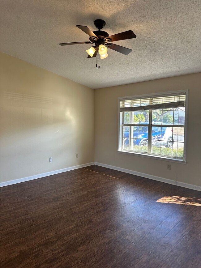 Foto del edificio - 3 Bedroom 2 Bath Pet Friendly Home.