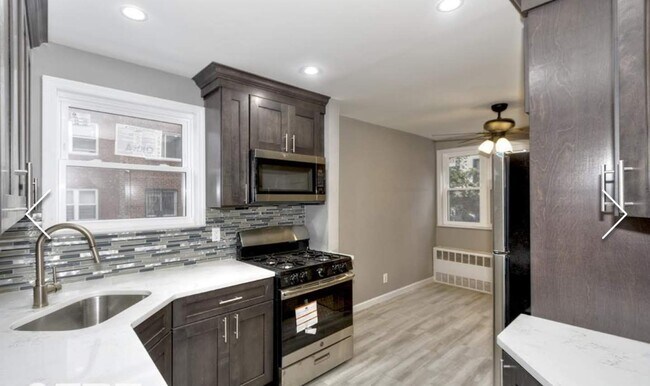 Cocina convertida en comedor - 761 E 101st St