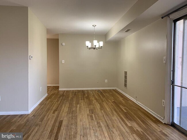 Foto del edificio - 7529 Riverdale Rd