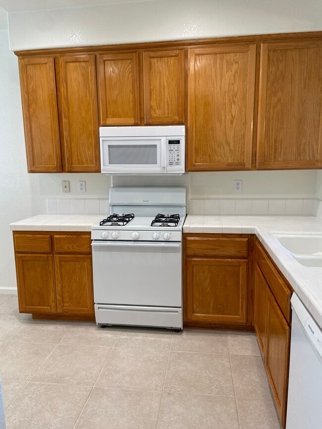 Building Photo - East Roseville - Near Olympus Point - 3 Bdrm, 2 Bath
