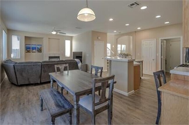 Foto del edificio - Stunning East Davis home available for fall move in!