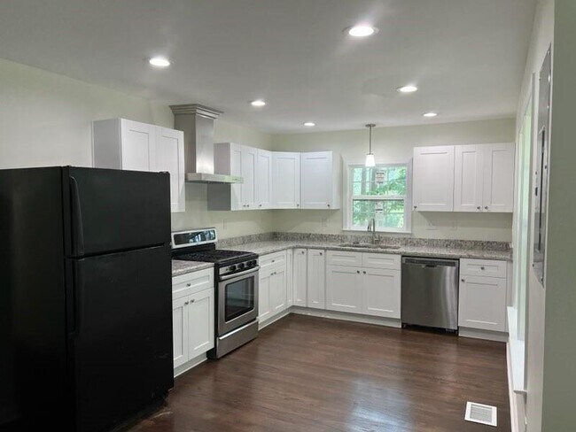 Building Photo - 2032 S Akin Dr