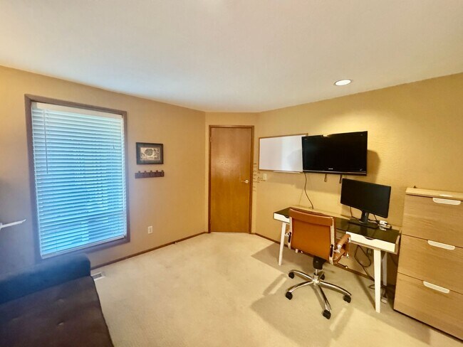 Building Photo - Cul-De-Sac Home