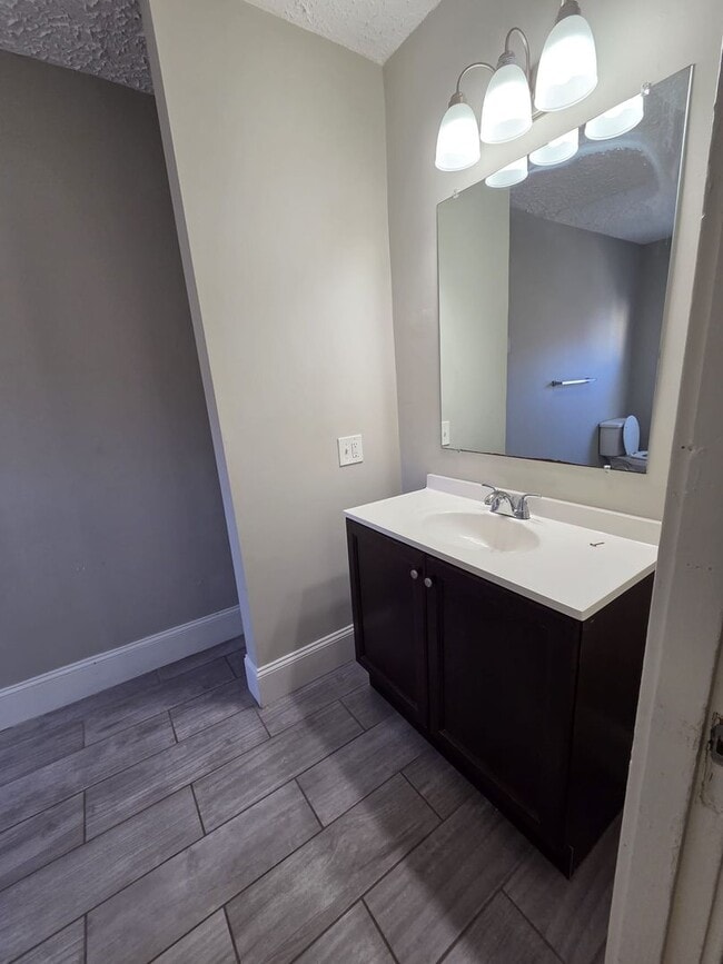 Building Photo - Woodbine St(15)-N