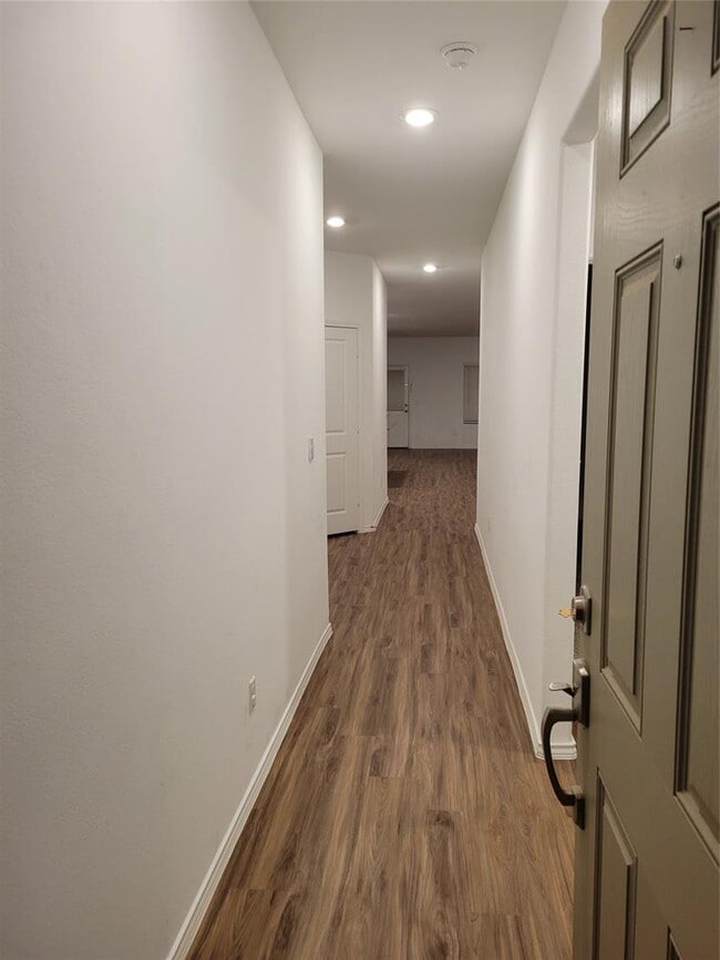 Foto del edificio - 266 Silver Glen Dr