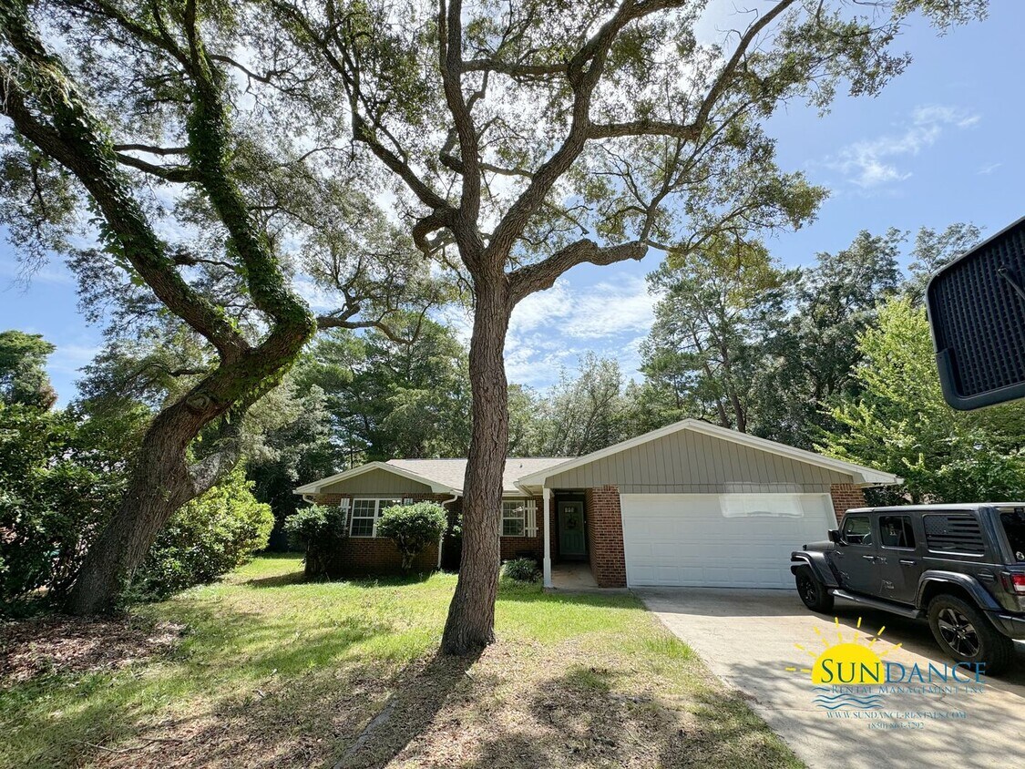 Primary Photo - Beautifully Renovated 4-Bedroom Home on a ...