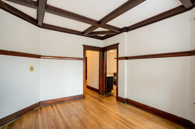 Building Photo - 620 W Forest Ave