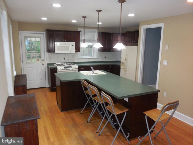 Building Photo - 327 Lyceum Ave
