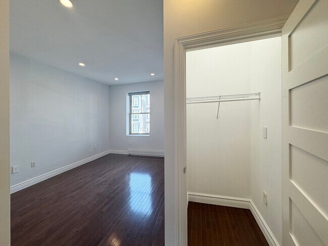 Building Photo - 212 Chelsea St