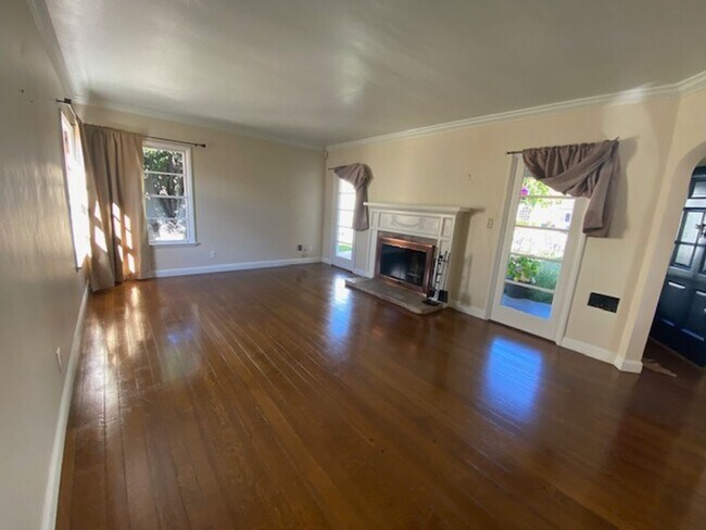 Foto del edificio - Maple Park LARGE 2 BR/ 2BA with 2 Car Garage & Large Fenced Yard