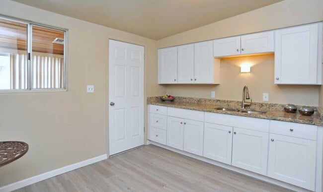 kitchen - 1222 E Lee St