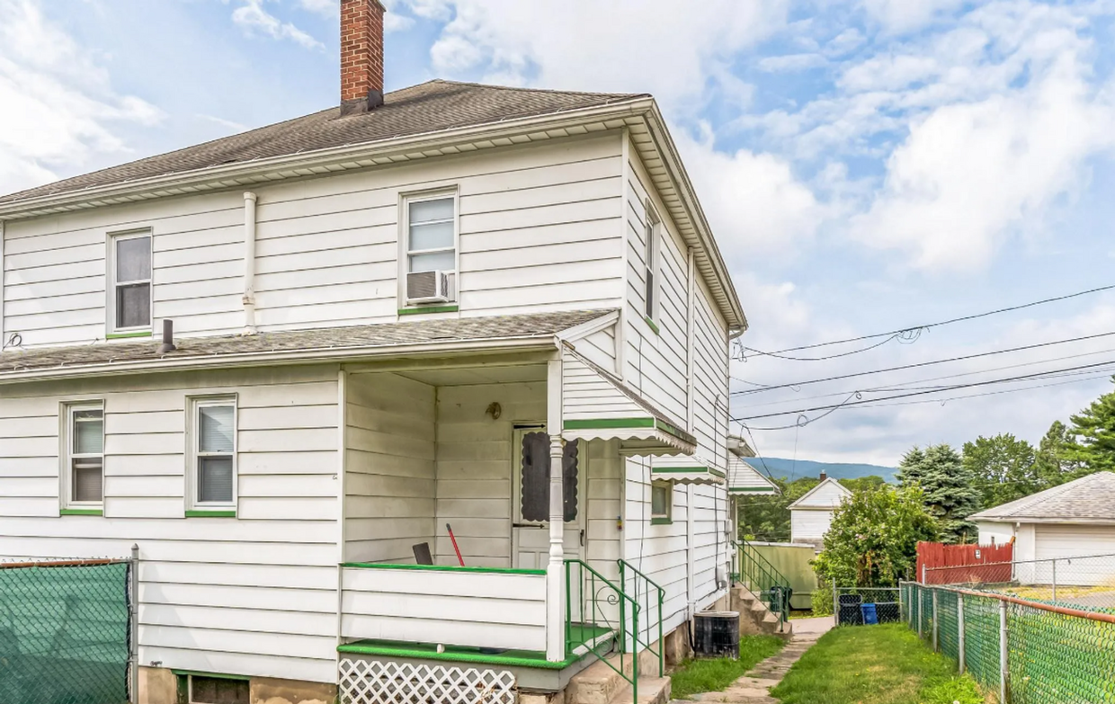 Primary Photo - 2 Bedroom Row House Ready For You To Make ...