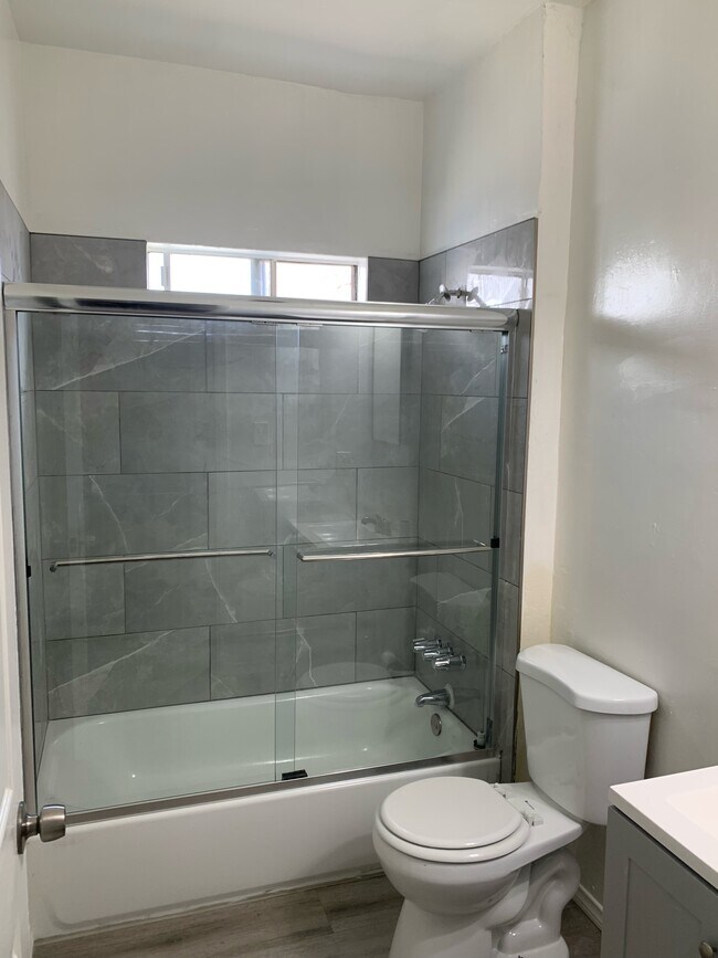 Remodeled Bathroom - 5318 Ruthelen St