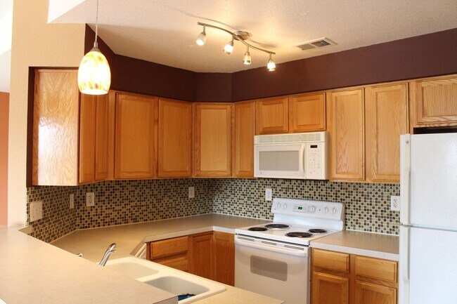 Foto del edificio - Spacious 2-Bedroom Condo Backing to Open Space