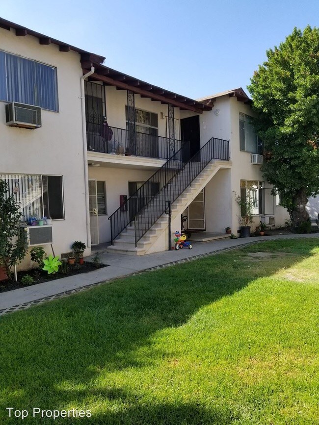 Building Photo - 8349 Lindley Ave
