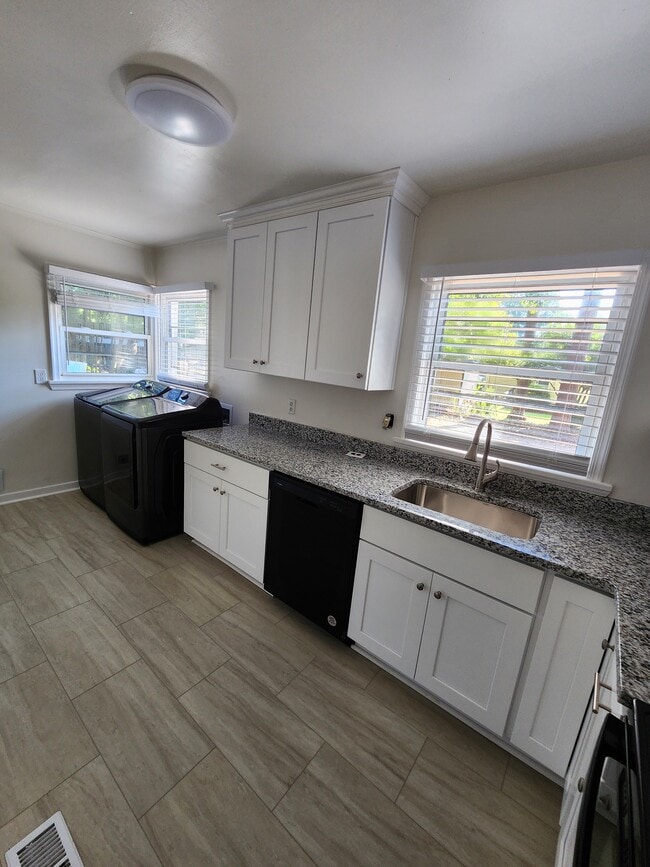 Foto del edificio - 8234 Redwood Cir