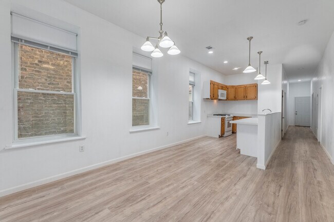 Foto del edificio - 1326 S Troy St
