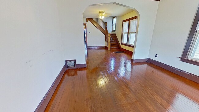 Foto del edificio - Spacious 3-Bedroom Duplex