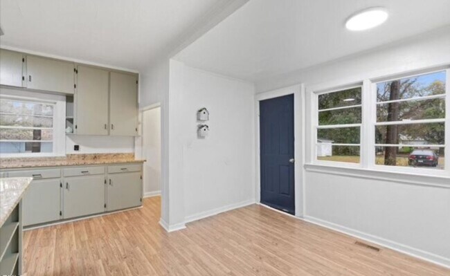 Foto del edificio - Three Bedroom Home!