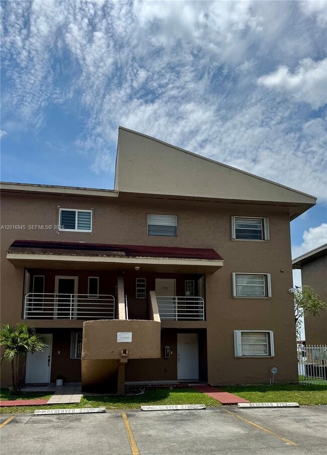 Building Photo - 2762 W 60th St