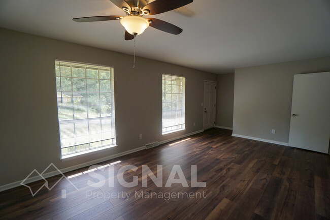 Foto del edificio - 708 Cedarbrook Cir