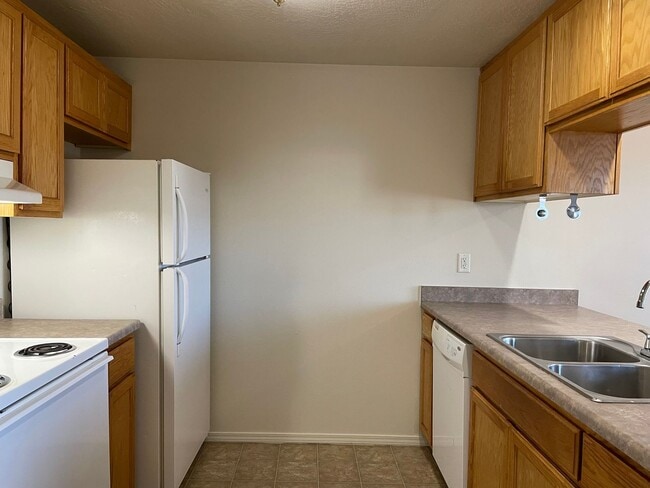 Building Photo - Very Nice Upstairs 2 Bedroom 2 Bath Apartment