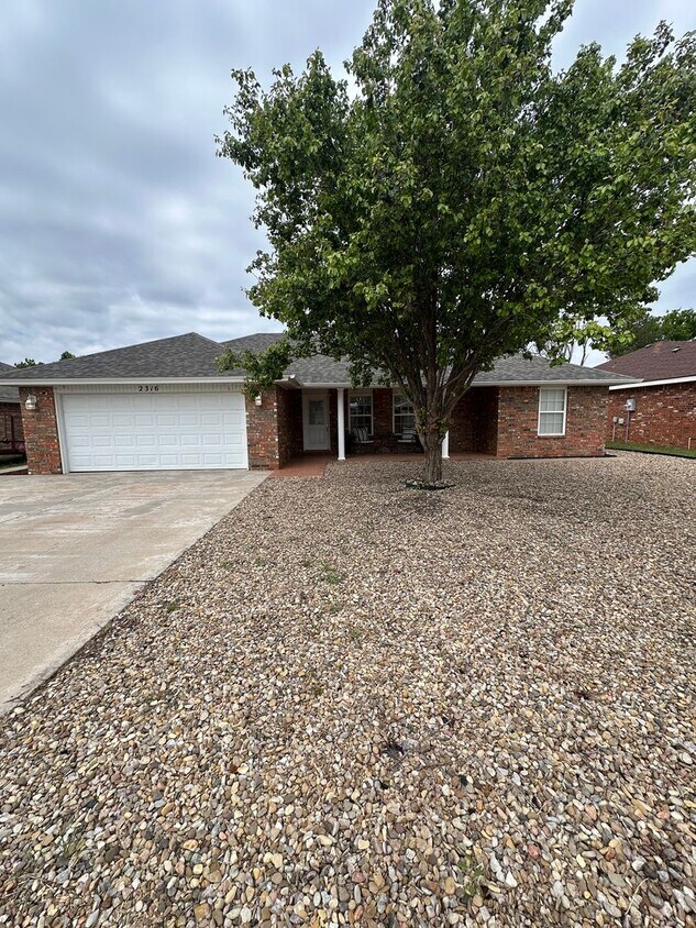 Primary Photo - 3 bed 2 bath home!