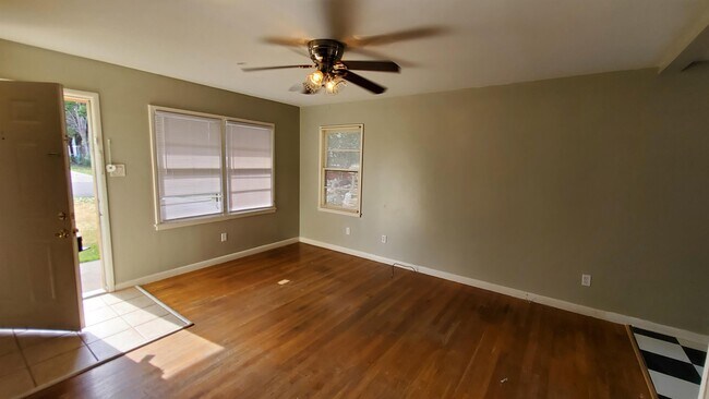 Foto del edificio - 4905 S Parker St