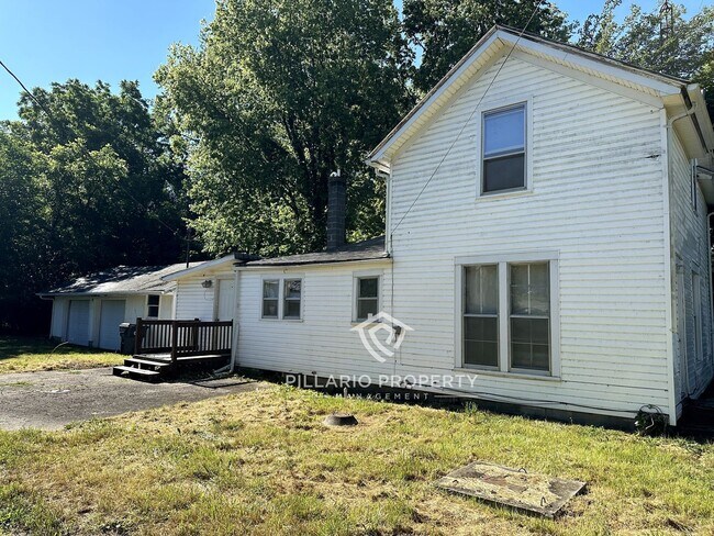 Foto del edificio - HOUSE FOR RENT: 2 bed/ 1 bath home w/ 2 ca...