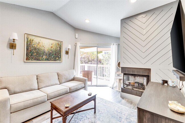 Foto del edificio - 2450 Wickersham Ln