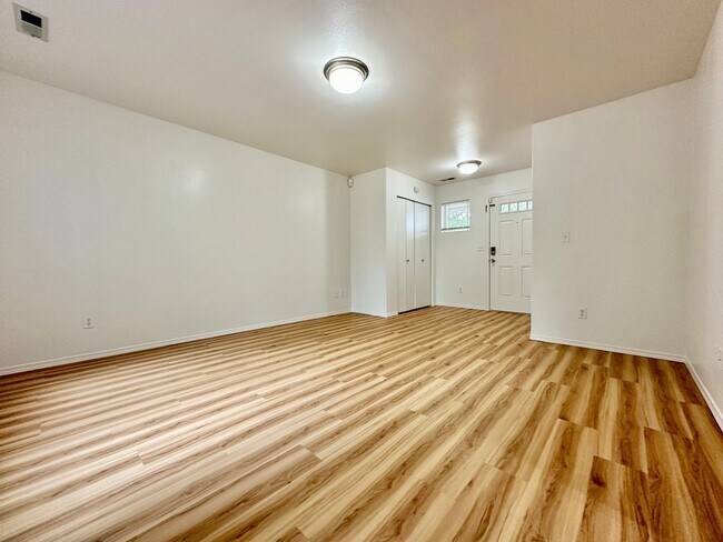 Building Photo - Beautifully Updated 3-Bedroom Home for Lea...