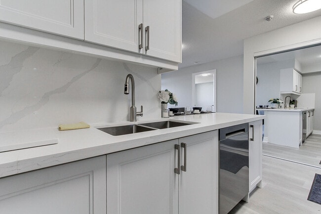 Building Photo - 55 Strathaven Dr