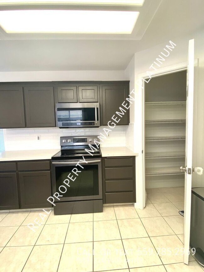 Foto del edificio - $2,100 Beautiful Remodeled 3 Bedroom Home-...