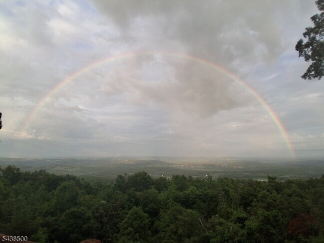 Foto del edificio - 20 Upper Mountain Rd