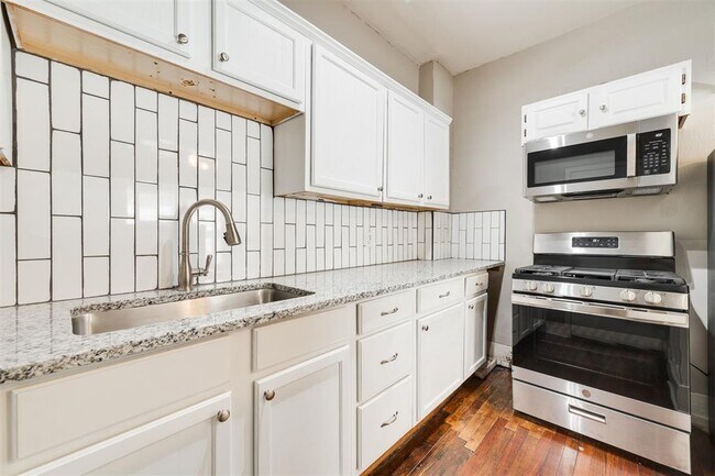 Foto del edificio - 2609 N Shartel Ave