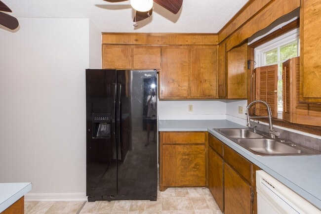 Building Photo - 3 Bedroom 2 Bath Home in Briarwood - Summe...