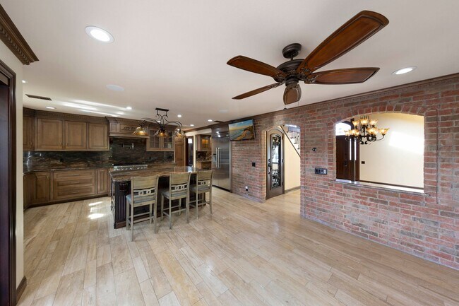 Foto del edificio - Beautifully maintained Tuscan-style custom home