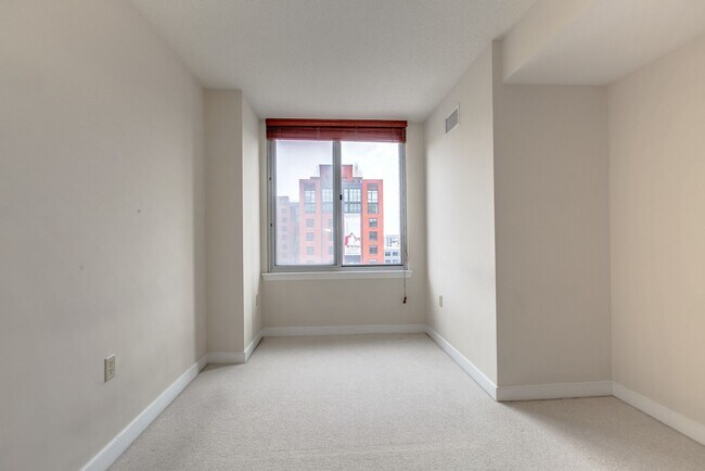 Building Photo - Centrally Located 1BD/1BA w Parking Chinat...
