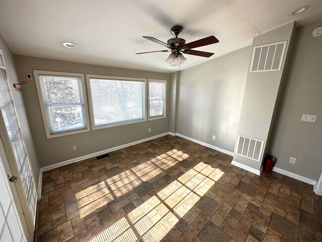 Habitación adicional iluminada por el sol con entrada privada, ideal para área adicional para dormir, oficina - 5 Greenwich Dr