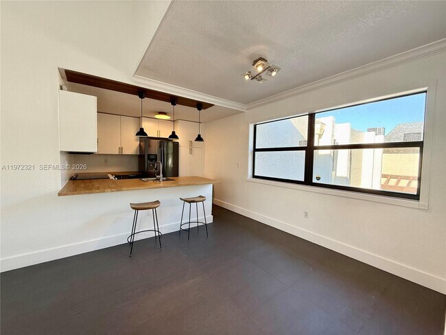 Building Photo - 10231 Fontainebleau Blvd